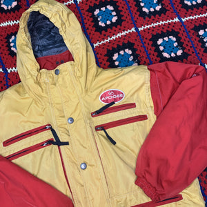 Manteau de ski jaune et rouge